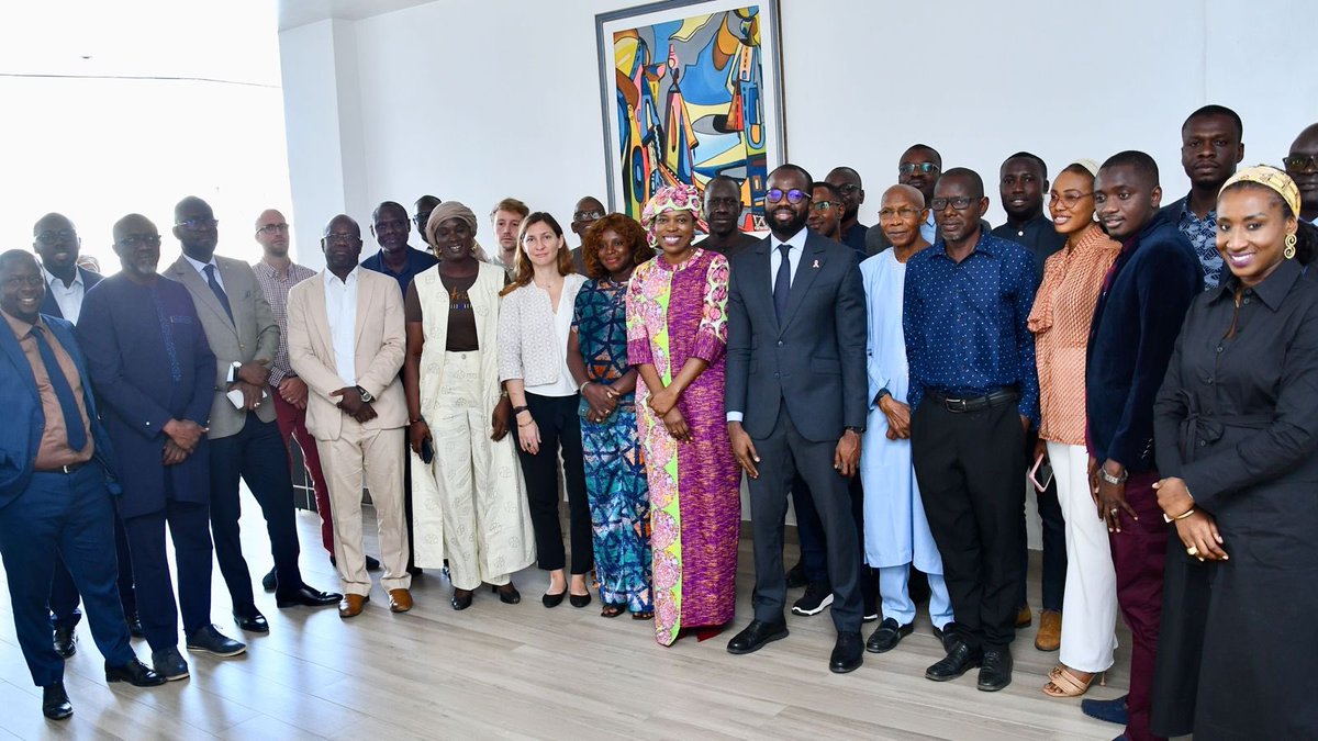 Mepsenegal's tweet photo. #LPDSE | Ce mardi 29 octobre 2024, le Secrétaire général du Ministère de l’Energie, du Petrole et des Mines, M. Cheikh Niane a procédé, au nom du Ministre M. Birame Souleye Diop, à l’ouverture de l’atelier de partage de la version préliminaire de la Lettre de Politique de Développement du Secteur de l’Énergie (LPDSE) 2025-2029.

Les objectifs de cet atelier sont :
👉🏾 d'expliquer les grandes orientations et priorités stratégiques de la LPDSE ;
👉🏾 d'assurer une discussion approfondie sur les enjeux clés du secteur ;
👉🏾 d'identifier les actions prioritaires pour la mise en œuvre des objectifsfi fixés ;
👉🏾 de renforcer la collaboration entre les acteurs publics, privés, et la société civile dans la mise en œuvre de la LPDSE.

La Lettre de Politique de Développement du Secteur de l'Energie est un document de planification stratégique sectorielle qui s'inscrit dans le cadre de la Stratégie nationale de Développement (2025-2029), elle-même alignée sur les objectifs économiques et sociaux du pays à l'horizon 2050

@giz_gmbh 

#MEPM #Energie #orientationstrategique #Sénégal2050