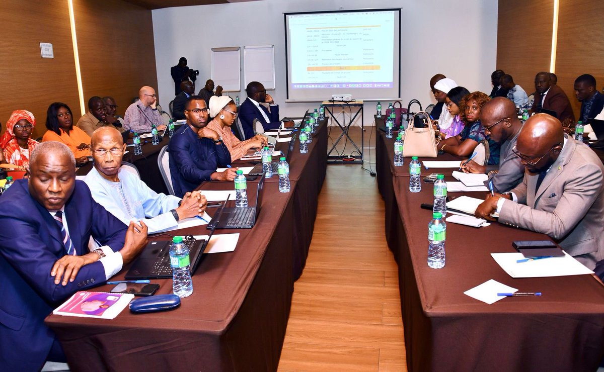Mepsenegal's tweet photo. #LPDSE | Ce mardi 29 octobre 2024, le Secrétaire général du Ministère de l’Energie, du Petrole et des Mines, M. Cheikh Niane a procédé, au nom du Ministre M. Birame Souleye Diop, à l’ouverture de l’atelier de partage de la version préliminaire de la Lettre de Politique de Développement du Secteur de l’Énergie (LPDSE) 2025-2029.

Les objectifs de cet atelier sont :
👉🏾 d'expliquer les grandes orientations et priorités stratégiques de la LPDSE ;
👉🏾 d'assurer une discussion approfondie sur les enjeux clés du secteur ;
👉🏾 d'identifier les actions prioritaires pour la mise en œuvre des objectifsfi fixés ;
👉🏾 de renforcer la collaboration entre les acteurs publics, privés, et la société civile dans la mise en œuvre de la LPDSE.

La Lettre de Politique de Développement du Secteur de l'Energie est un document de planification stratégique sectorielle qui s'inscrit dans le cadre de la Stratégie nationale de Développement (2025-2029), elle-même alignée sur les objectifs économiques et sociaux du pays à l'horizon 2050

@giz_gmbh 

#MEPM #Energie #orientationstrategique #Sénégal2050