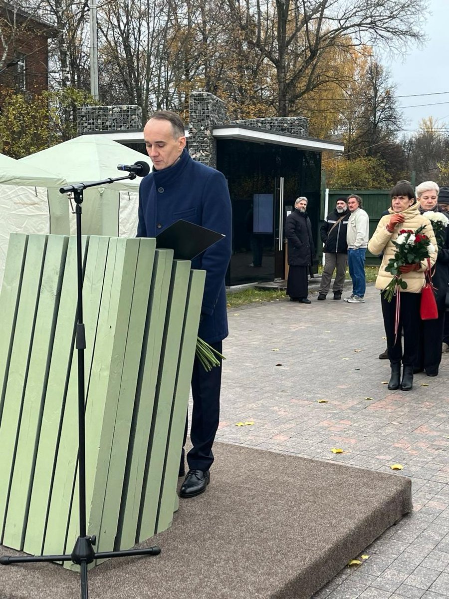 PLinRussia's tweet photo. 30 октября от имени посла К. Краевского Временный Поверенный в делах Павел Мёнке вместе с дипломатами Евросоюза, НАТО и стран-единомышленников принял участие в мероприятиях, связанных с Днём памяти жертв политических репрессий, организованных на бывшем полигоне НКВД в Бутово. https://t.co/bSsU4QebSR