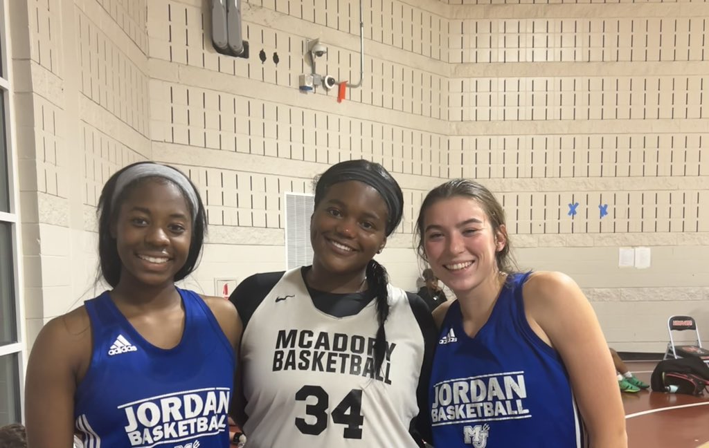 Zoe Lessears tweet media