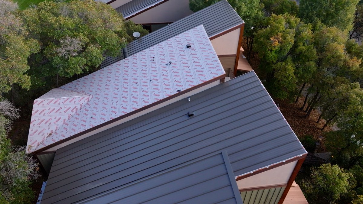 NewTechMach's tweet image. Find out Ross McDermott's approach to completing a 200,000 sq. ft. standing seam job at a mountain resort and how an SSQ II MultiPro has enabled him to run the long panels he needs on-site!

#metalroofing #standingseam #highergroundroofing  #newtechmachinery #durango