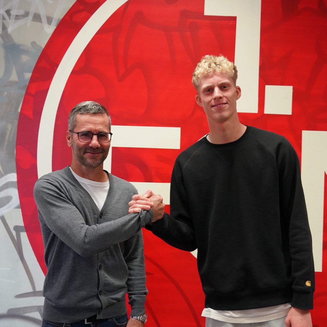 fcn_nachwuchs's tweet image. 𝑬𝒔 𝒈𝒆𝒉𝒕 𝒘𝒆𝒊𝒕𝒆𝒓 𝒊𝒏 𝑹𝒐𝒕-𝑺𝒄𝒉𝒘𝒂𝒓𝒛!💪

Mit #Ebner und #Pohlmann haben zwei Talente, die beide seit fast 🔟 Jahren im #FCNNLZ aktiv sind, ihre Verträge verlängert.🔴⚫️

Zur Meldung:

👉fcn.de/news/artikel/e…

#fcn | #fcnnlz | #jungundhungrig