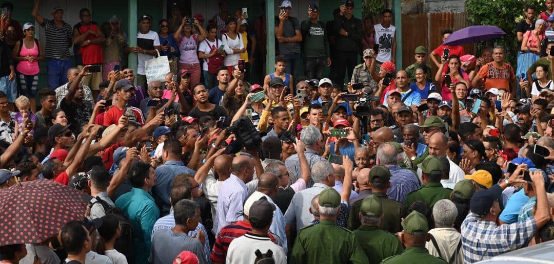 Estamos en Imías, chequeando acciones de recuperación en el terreno. 

Se trabaja muy duro, sin descanso. Cuadros centrales del Partido, el Gobierno y las autoridades locales, se baten mano a mano junto al pueblo noble y laborioso de #Guantánamo. 

Todos #UnidosXCuba.