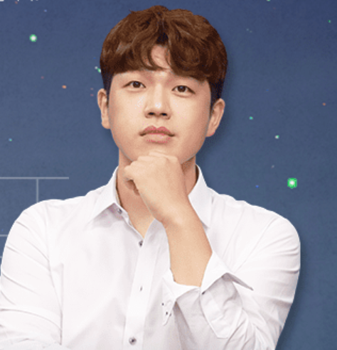 Jeong Seung-ik, a famous English instructor at EBS (Korea Educational Broadcasting Corporation), recently talked about Taehyung on his blog.😁

Title: "The Meaning of V"

Meaning of V

Today is a day with no work because the lecture schedule has been changed.
Instead of my wife,