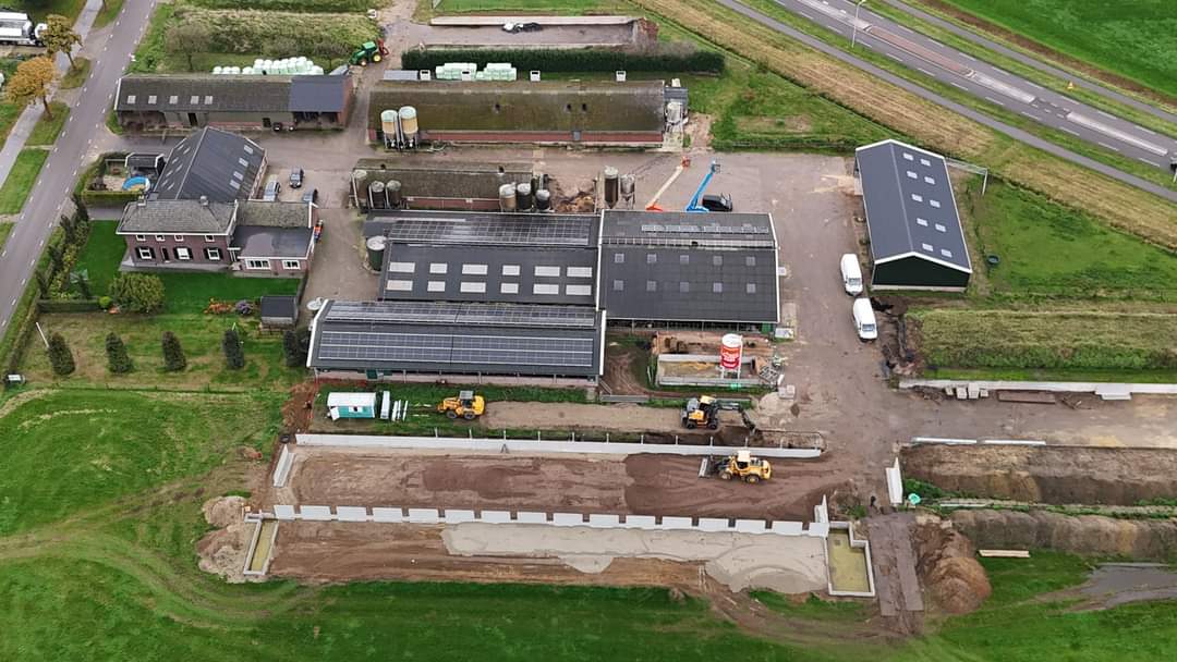 Bij de familie Ten Have in Silvolde heeft Bouwbedrijf Gierkink BV de gang er goed in zitten. Alles ligt op schema om over 6 weken ook Zonvarkens op hun gemengd bedrijf te verwelkomen.