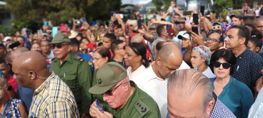 Acompaño al presidente <a href="/DiazCanelB/">Miguel Díaz-Canel Bermúdez</a>, al PM <a href="/MMarreroCruz/">Manuel Marrero Cruz</a> 
y al Ministro FAR López Miera de conjunto con las autoridades del territorio en visita a las zonas afectadas por el #huracanOscar de Maisí y Baracoa para evaluar junto al pueblo la marcha de la recuperación.