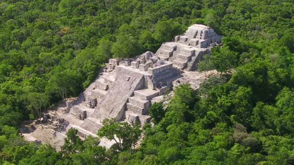 Planeta_GDL's tweet photo. Descubren  enorme ciudad maya oculta:
Arqueólogos internacionales y una mexicana, descubrieron una ciudad maya que había permanecido oculta hasta la actualidad en México debido a su desaparición debajo de la selva en el estado de Campeche, la cual fue llamada "La Valeriana" https://t.co/RZsoXlIE4E