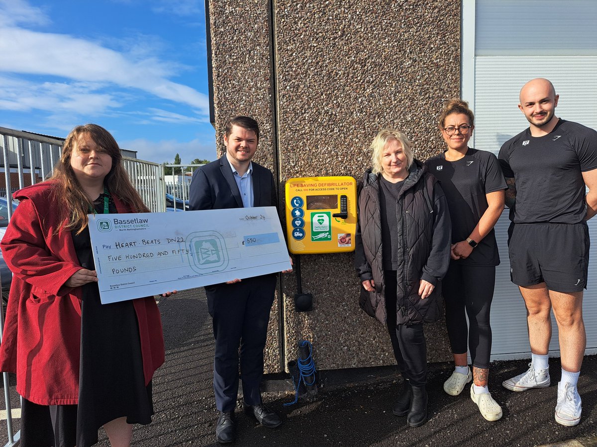 BassetlawDC's tweet photo. Grants contribute to life-saving equipment

A quartet of councillors have donated more than £500 from their community grants to help to install life-saving equipment in Ordsall.

A new defibrillator has been fitted outside RT Fitness on West Carr Road by local charity Heart-Beats DN22, which is led by Retford resident Estelle Speirs who lost her father to a heart attack in December 2021.

Read more on the latest news section of our website: https://t.co/3wv3Yffbqi