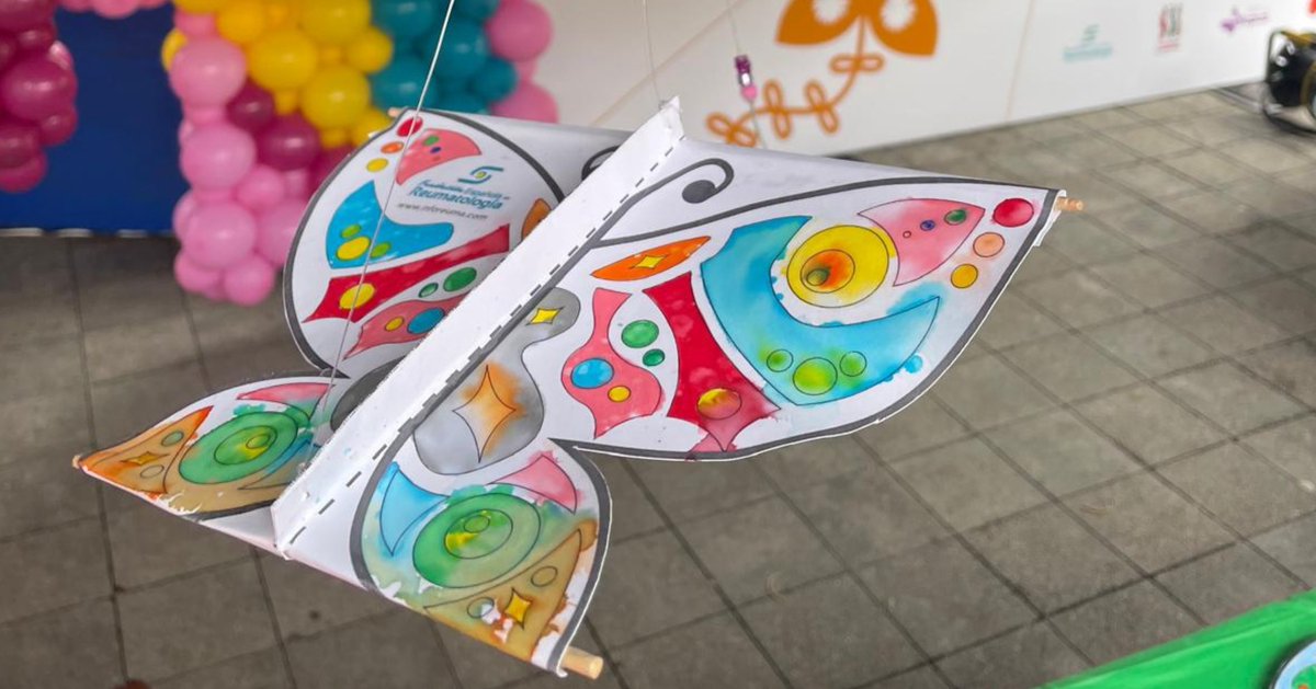 Aumentar la visibilidad y concienciación sobre el #Lupus y el #SíndromeAntifosfolipídico fue el objetivo de nuestra última acción de #StreetMarketing.
 
Hicimos un taller de "cometas mariposa" para apoyar a quienes viven con estas enfermedades.

<a href="/SEReumatologia/">Soc.Esp.Reumatología</a>
#VolandoPorLESySAF