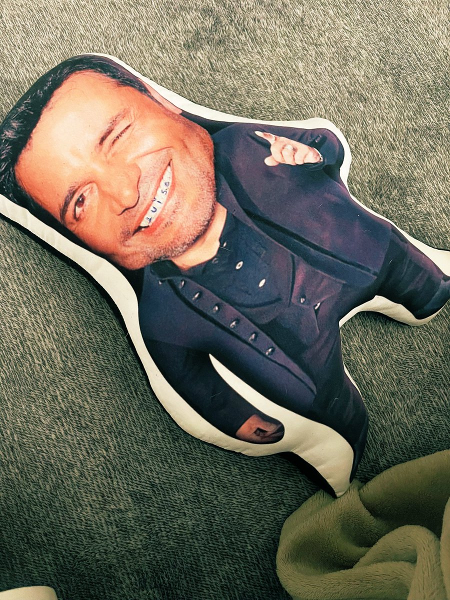 rodgaval's tweet photo. Mi mamá dejándome un peluche de Chayanne chiquito en la cama como recordatorio de que las entradas al concierto no se compran solas. https://t.co/JJZcAudXix