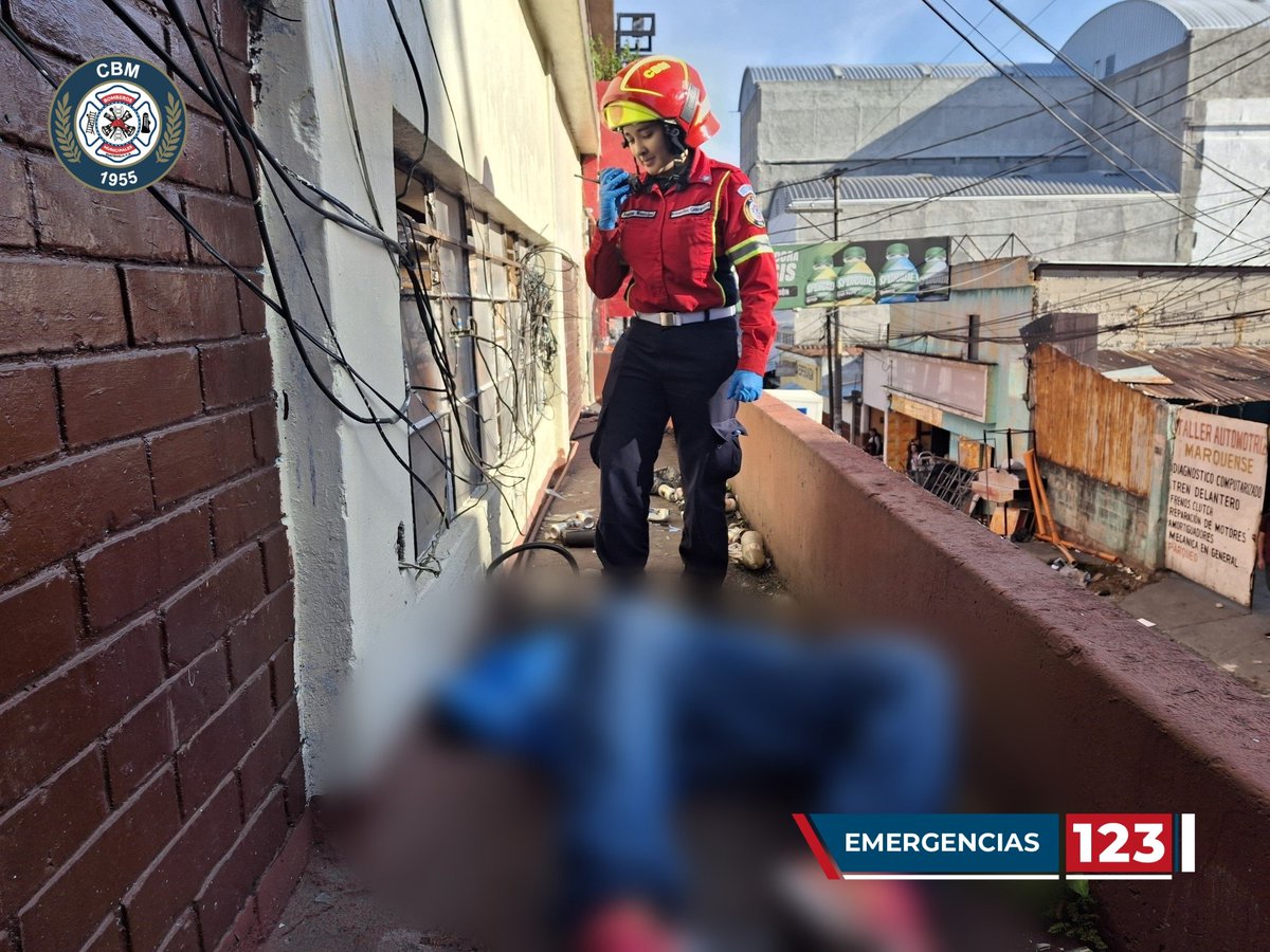 bomberosmuni's tweet image. #CbmInforma | #Preliminar 

4a avenida y 7a Calle zona 4, Ciudad. 

Vecinos llaman a la cabina del 123 de @bomberosmuni sobre una persona que cayó  de un 4to nivel, paramedicos al llegar al lugar evalúan y determinan que ya no contaba con signos vitales.