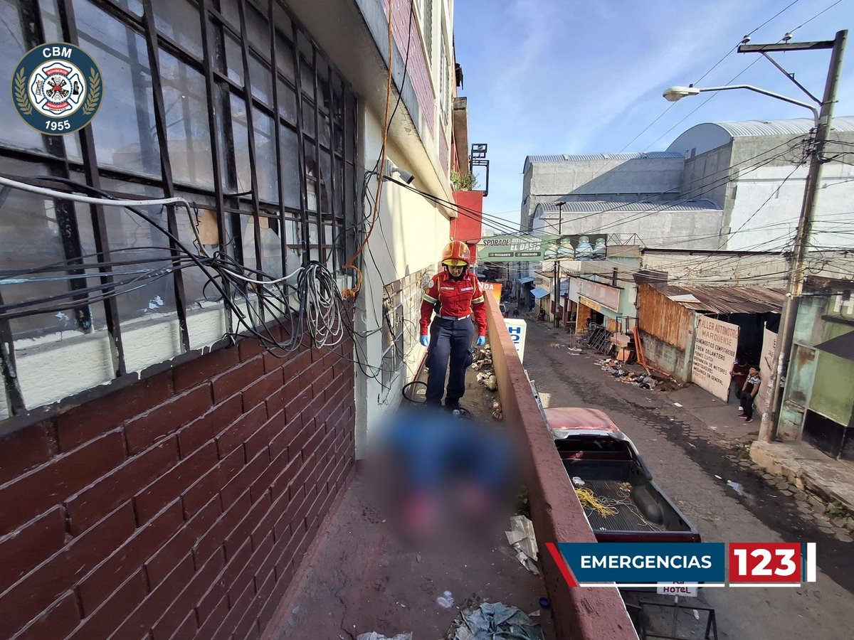 bomberosmuni's tweet image. #CbmInforma | #Preliminar 

4a avenida y 7a Calle zona 4, Ciudad. 

Vecinos llaman a la cabina del 123 de @bomberosmuni sobre una persona que cayó  de un 4to nivel, paramedicos al llegar al lugar evalúan y determinan que ya no contaba con signos vitales.