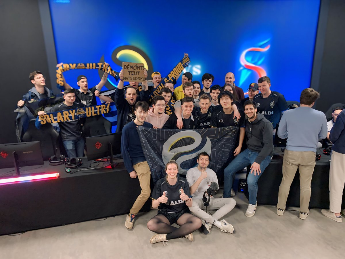 Nouveau souvenir de l'année en ce jour sans esport : Un événement dont on parle peu cette année mais qui était trop cool (et qu'on a gagné) c'est la finale des Worlds de Dofus. Petit comité mais on a bien rigolé plus très bonne soirée ensuite ! #SLYWIN