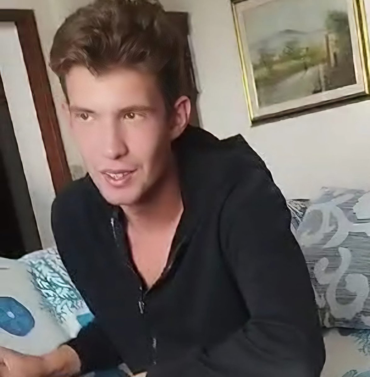 non avrei mai pensato di fare questo post.
Mio cugino è scomparso. 
La polizia sta setacciando la zona di Fuscaldo da due giorni ma non riescono a trovarlo
Perfavore aiutatemi a condividere questo tweet