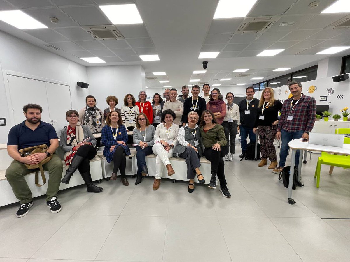 Investigando sobre #personalizaciónIA en el #AdF. 👩‍💻Nuevo reto en #Educación.
Conclusión:
1️⃣ Pensamiento crítico 
2️⃣ Alfabetización en #IA
Capacidades necesarias para afrontar los nuevos retos de la sociedad del S.XXI. <a href="/educaINTEF/">Educación INTEF</a> <a href="/Educarm/">Educarm</a> <a href="/CPRRegionMurcia/">CPR Región de Murcia</a> <a href="/UNESCO/">UNESCO 🏛️ #Education #Sciences #Culture 🇺🇳</a> <a href="/scientix_es/">Scientix ES</a>
