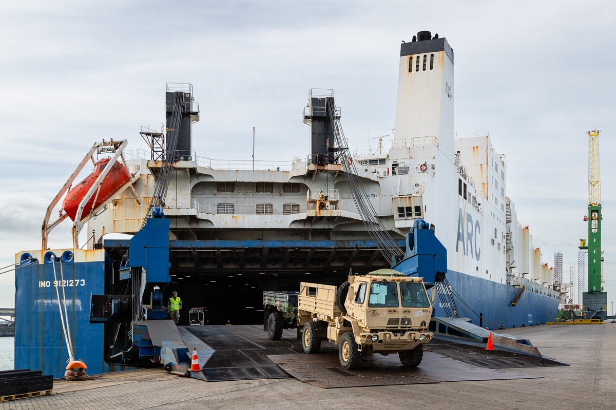 Defensiefoto's tweet photo. Honderden pantservoertuigen, wielvoertuigen en containers van @3ABCT1AD komen vanaf vandaag aan in Nederland. Via de haven van #Vlissingen en de #Eemshaven gaat men via Duitsland naar Polen. Nederland levert de #HostNationSupport!
Nu wat foto's uit  archief, komende week nieuwe. https://t.co/I06OJdcsfr