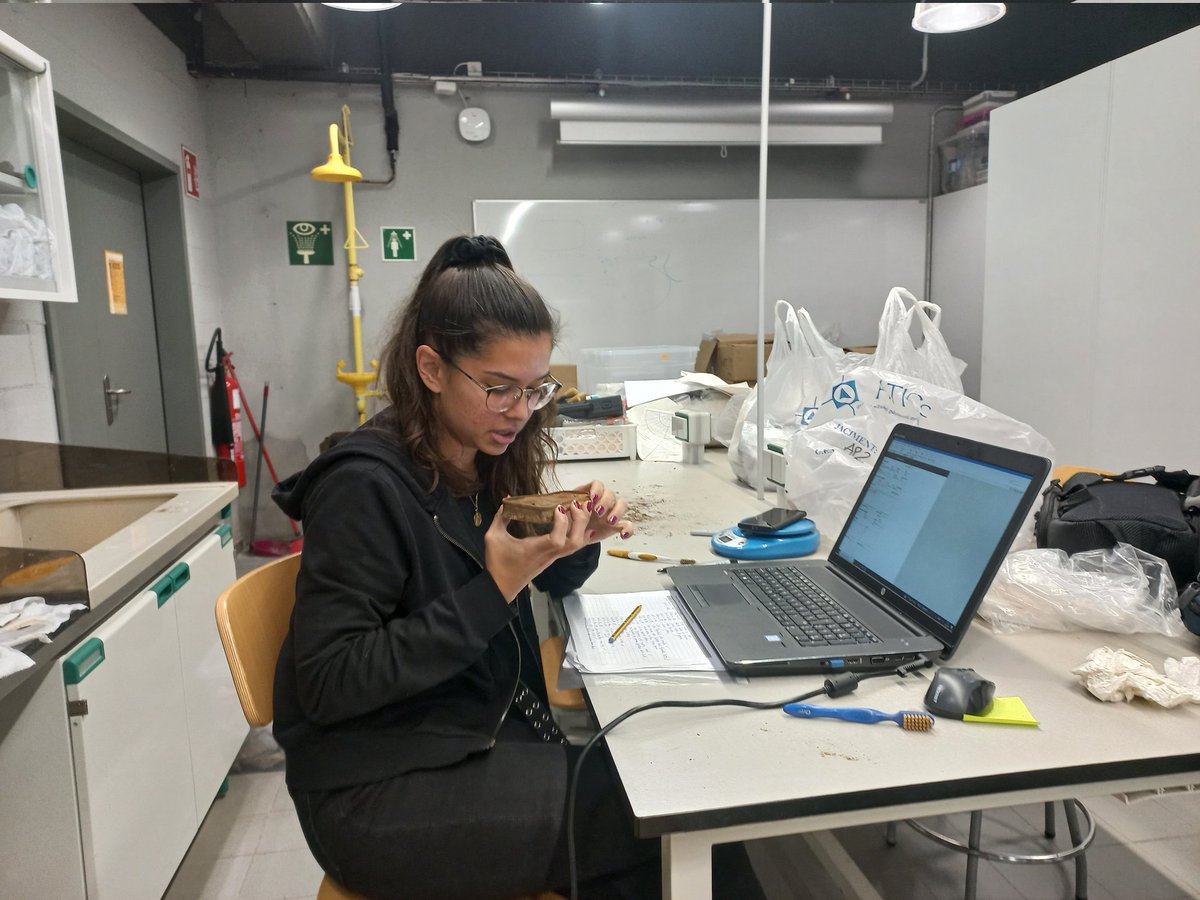 passatmesrecent's tweet photo. Com cada tardor, tornem al laboratori a estudiar els materials recuperats en cada una de les intervencions realitzades durant l'any. https://t.co/dzgFSD0c6S