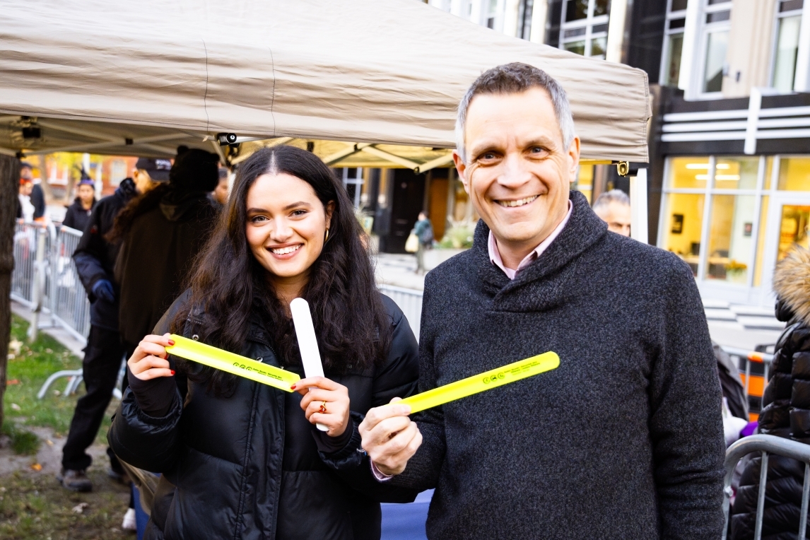 SROttawa's tweet photo. 2/2 

Plus de 900 bracelets réfléchissants à claquer ont été distribués afin d’assurer la visibilité et la sécurité des enfants costumés. Merci à toutes celles et tous ceux qui sont passés leur dire bonjour! #SoisVisiblePourTaSécurité #OttVille #SécuritéHalloween https://t.co/6iBSqqJaLX