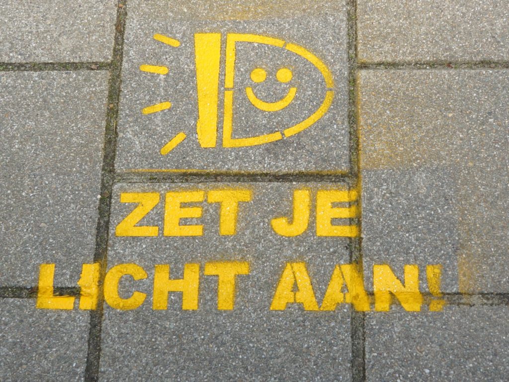 Het is weer vroeger donker. Dus fietsers, voor je eigen veiligheid en zichtbaarheid bij andere verkeersdeelnemers (ook fietsers!), zorg dat je #fietsverlichting in orde is. En doe hem aan.