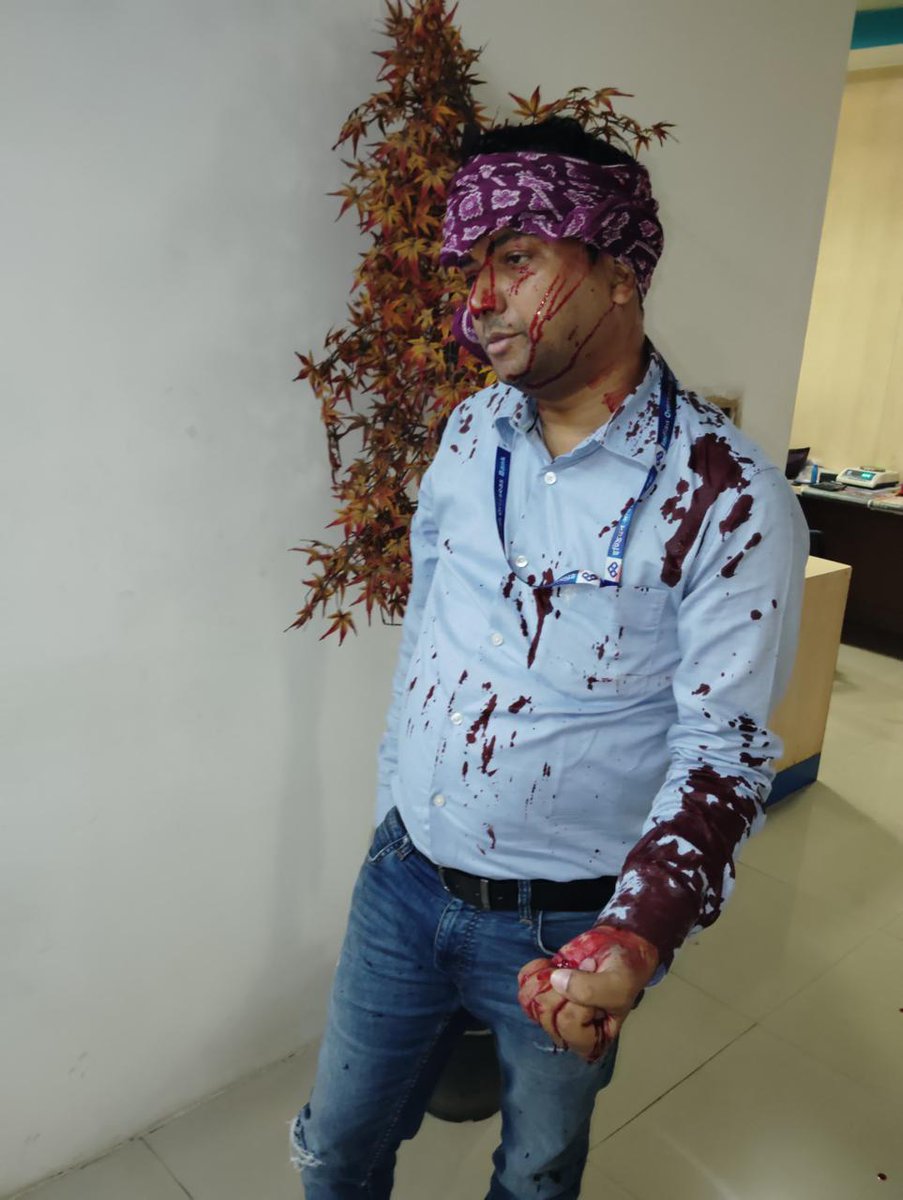 Defencedollar's tweet photo. Hello @PMOIndia
@narendramodi
@FinMinIndia
@DFS_India
@CMOMaharashtra
@DGPMaharashtra
Why are you silent on #BankersLife #BankersDiginity #BankersProtectionAct ?
Attacks on bankers seems unstoppable . Today Indian overseas bank Karad branch,(Pune) manager attacked by customer. https://t.co/8GUBVmvSLZ