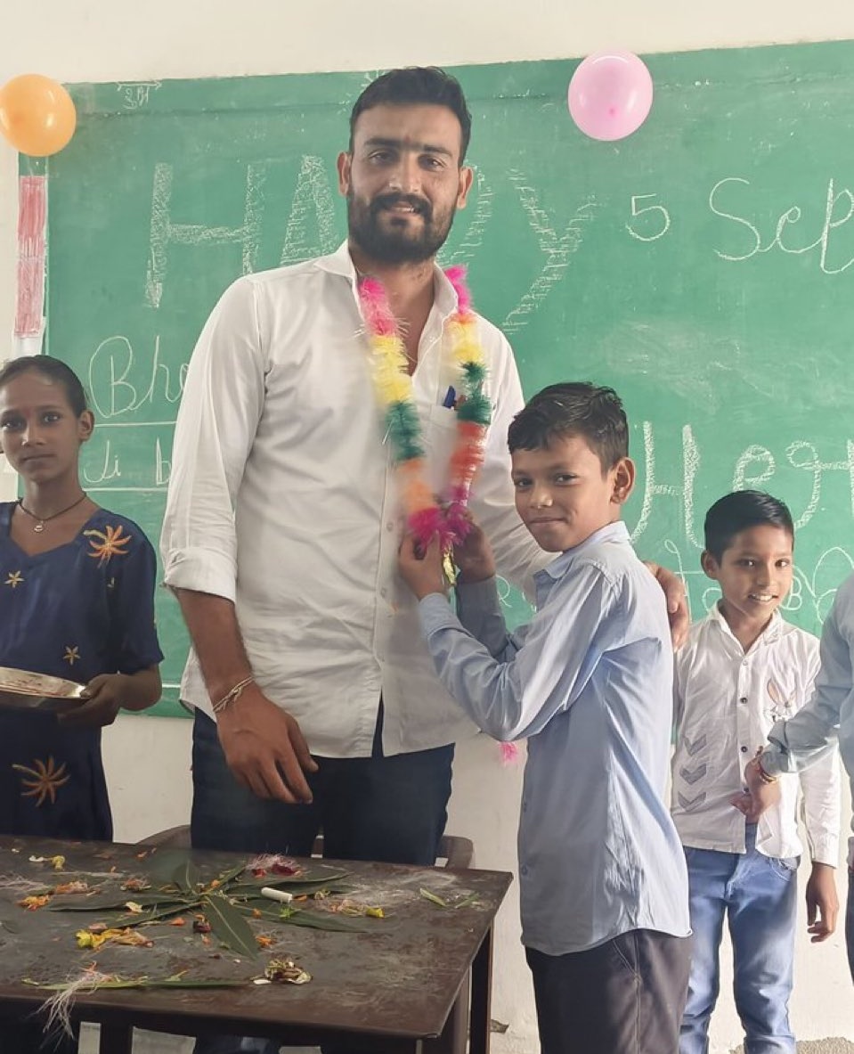 आपसी मनमुटाव और जलन के कारण रंजिश करके एक आम शिक्षक <a href="/JATbera1/">Bhera ram</a> जी की नौकरी से इस तरह खिलवाड़ सही नहीं है, मध्यम वर्ग परिवार बड़ी मेहनत से नौकरी लगते हैं।
#भैराराम_को_बहाल_करो <a href="/DmNagaur/">District Collector & Magistrate, Nagaur</a>