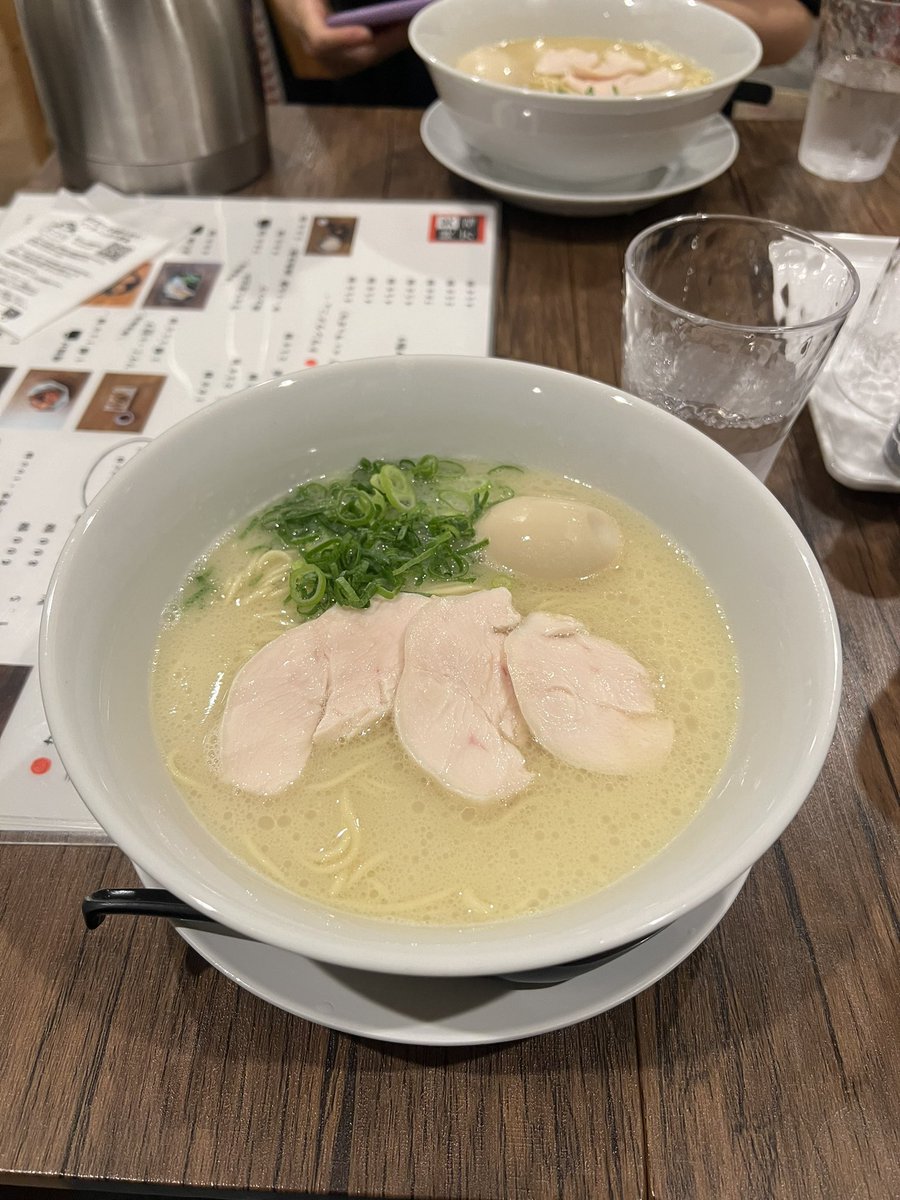 hiro820923's tweet photo. 麺笑万福　京都今出川らへん
ラーメンと塩ラーメン
友達が美味しいラーメン屋さんあるよって言うから高速使って大阪市内から行ってきた。
どちらも美味しかったし、唐揚げも手羽先も蒸し豚丼も美味しかった。年内にまた行こ^ ^
#麺笑万福 https://t.co/o0B5MN6IYt
