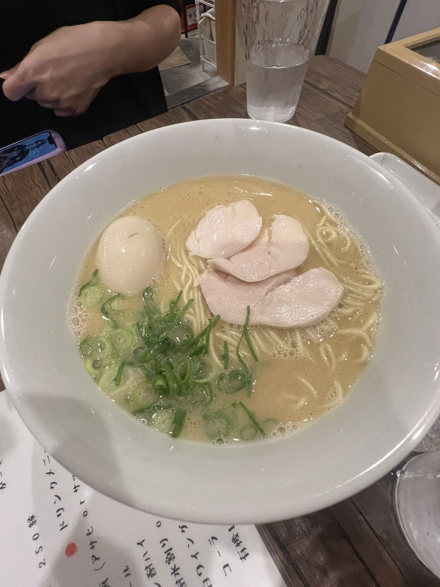 hiro820923's tweet photo. 麺笑万福　京都今出川らへん
ラーメンと塩ラーメン
友達が美味しいラーメン屋さんあるよって言うから高速使って大阪市内から行ってきた。
どちらも美味しかったし、唐揚げも手羽先も蒸し豚丼も美味しかった。年内にまた行こ^ ^
#麺笑万福 https://t.co/o0B5MN6IYt
