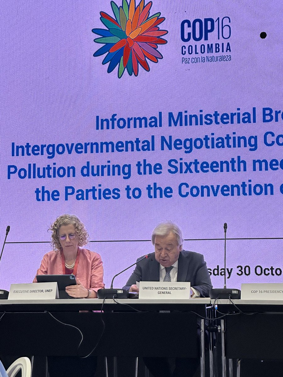 Starter dagen her i Colombia med status på de globale plastikforhandlinger i FN. Målet er at indgå en traktat, hvor verdens lande for første gang aftaler at håndtere et af de største forureningsproblemer: Plastik. Som udviklingen er i dag, vil der i 2050 være mere plastik end