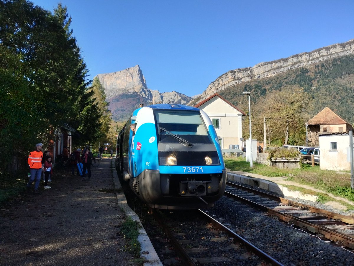 florian_bonet's tweet photo. Décidément, les #TER ça vous emmène partout, dans plein de coins magiques. #Trièves #Vercors #Clelles #MontAiguille #JyVaisAvecTER #TeamTrain https://t.co/whzUSLRRb0