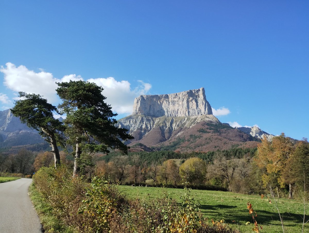 florian_bonet's tweet photo. Décidément, les #TER ça vous emmène partout, dans plein de coins magiques. #Trièves #Vercors #Clelles #MontAiguille #JyVaisAvecTER #TeamTrain https://t.co/whzUSLRRb0