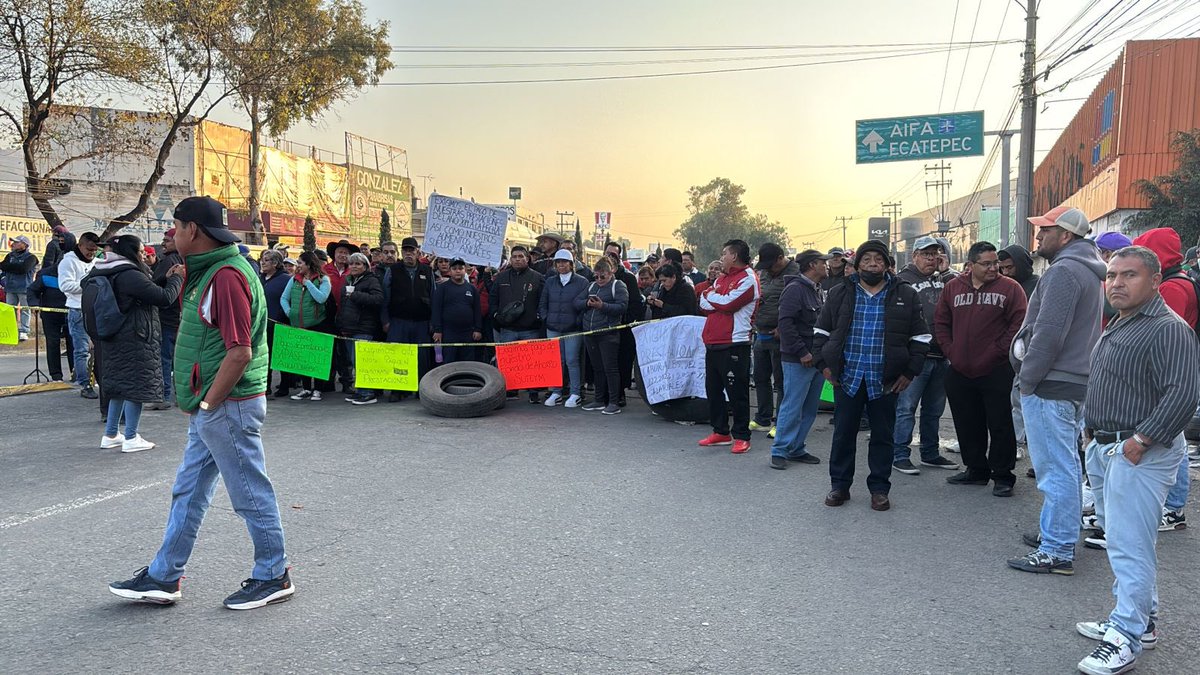 AbejorroMedia's tweet photo. 🚨🚨🚨
#Trabajadores de #Ecatepec realizan #bloqueos #masivos en #vialidades del #municipio. @Ecatepec
Los inconformes del #Sindicato Único de Trabajadores de los Poderes (#SUTEyM) exigen, con pancartas y megáfono, pagos atrasados.
Los cortes de circulación se mantienen en:
1. #Lechería-Texcoco y #VíaLópezPortillo.
2. Av. #LópezMateos (R1) y #RíodelosRemedios.
3. #VíaMorelos al cruce con La Y Griega.
4. Venta de Carpio y #Lechería-Texcoco.
5. #Av.Central al cruce con Río de los Remedios. @TexcocoOficial
#Policías de la demarcación se encuentran en el lugar realizando cortes de circulación anticipados para agilizar la vialidad de la zona.
Info: @KaosAnwar