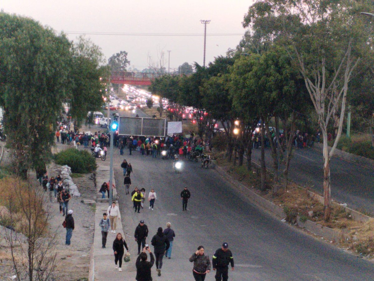 AbejorroMedia's tweet photo. 🚨🚨🚨
#Trabajadores de #Ecatepec realizan #bloqueos #masivos en #vialidades del #municipio. @Ecatepec
Los inconformes del #Sindicato Único de Trabajadores de los Poderes (#SUTEyM) exigen, con pancartas y megáfono, pagos atrasados.
Los cortes de circulación se mantienen en:
1. #Lechería-Texcoco y #VíaLópezPortillo.
2. Av. #LópezMateos (R1) y #RíodelosRemedios.
3. #VíaMorelos al cruce con La Y Griega.
4. Venta de Carpio y #Lechería-Texcoco.
5. #Av.Central al cruce con Río de los Remedios. @TexcocoOficial
#Policías de la demarcación se encuentran en el lugar realizando cortes de circulación anticipados para agilizar la vialidad de la zona.
Info: @KaosAnwar