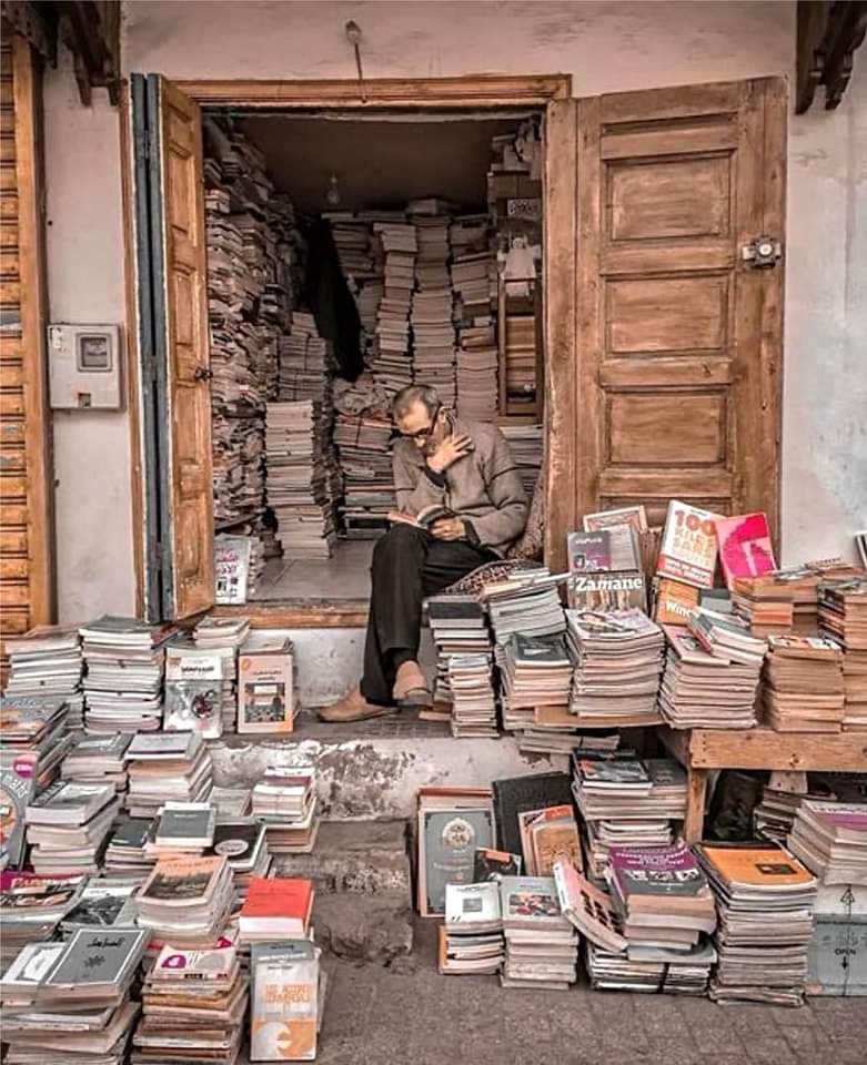 Rossella660's tweet photo. Mohamed Aziz è il libraio più famoso di Rabat 
Ha letto oltre 5000 libri in inglese francese ed arabo.
a chi gli chiede perché lascia i suoi libri incustoditi risponde: 
chi non sa leggere non ruba libri, e chi sa leggere non è un ladro❤️

#LaBellezzaSalveraIlMondo https://t.co/2BJxOeYz5Y