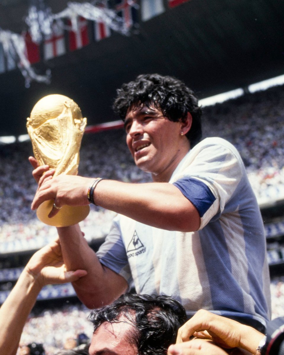 🕊️ • Diego Maradona estaría cumpliendo 64 años el día de hoy