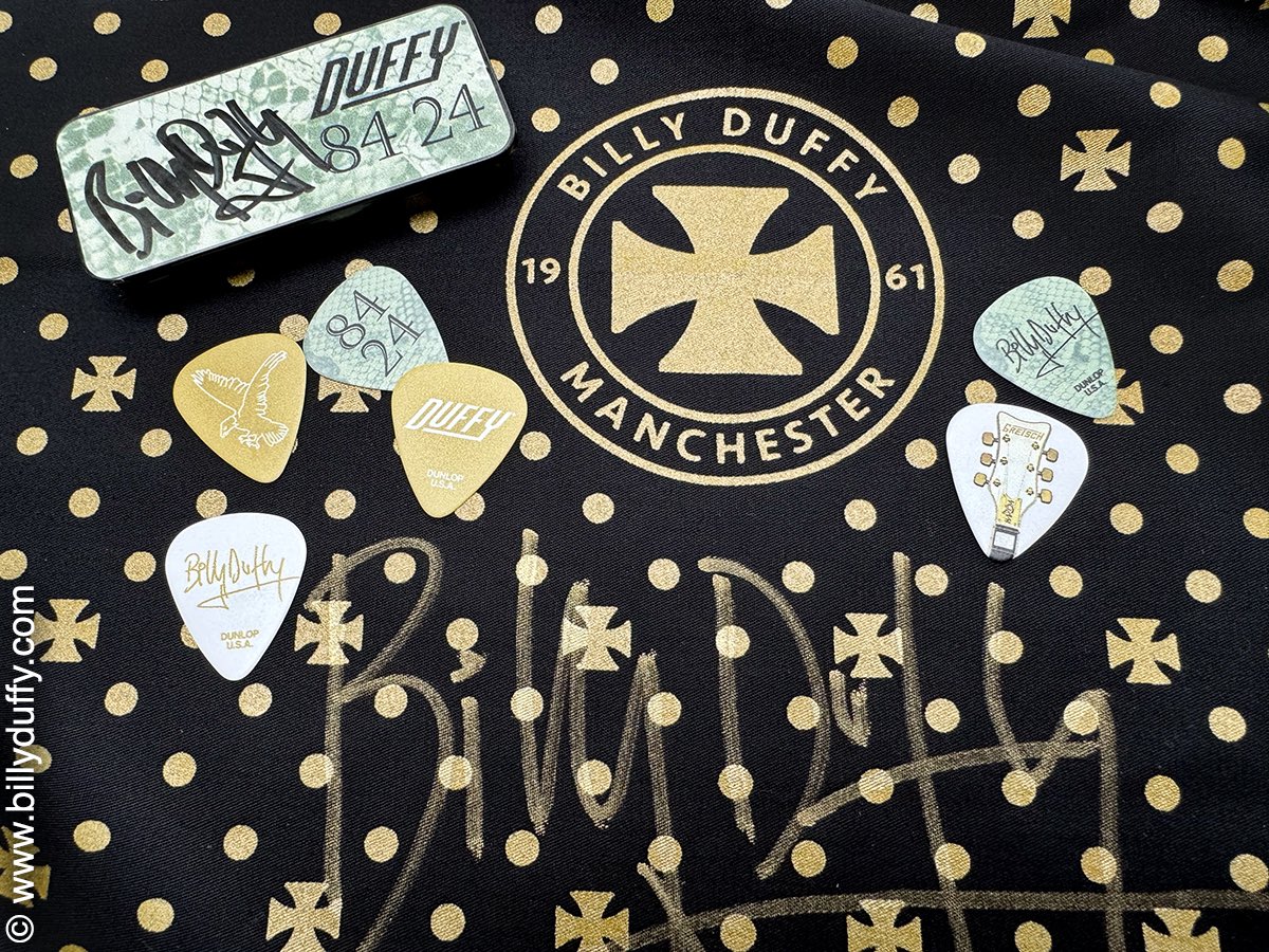 TheBillyDuffy's tweet photo. Here’s some of the BD "treasure" available at the shows!
As well as these signed bandanas & pick tin sets there’s also signed photos, stickers & badges.
#BillyDuffy #Signed #Bandana #Dunlop #PickSet #8424 https://t.co/xdIsJt8V4Z