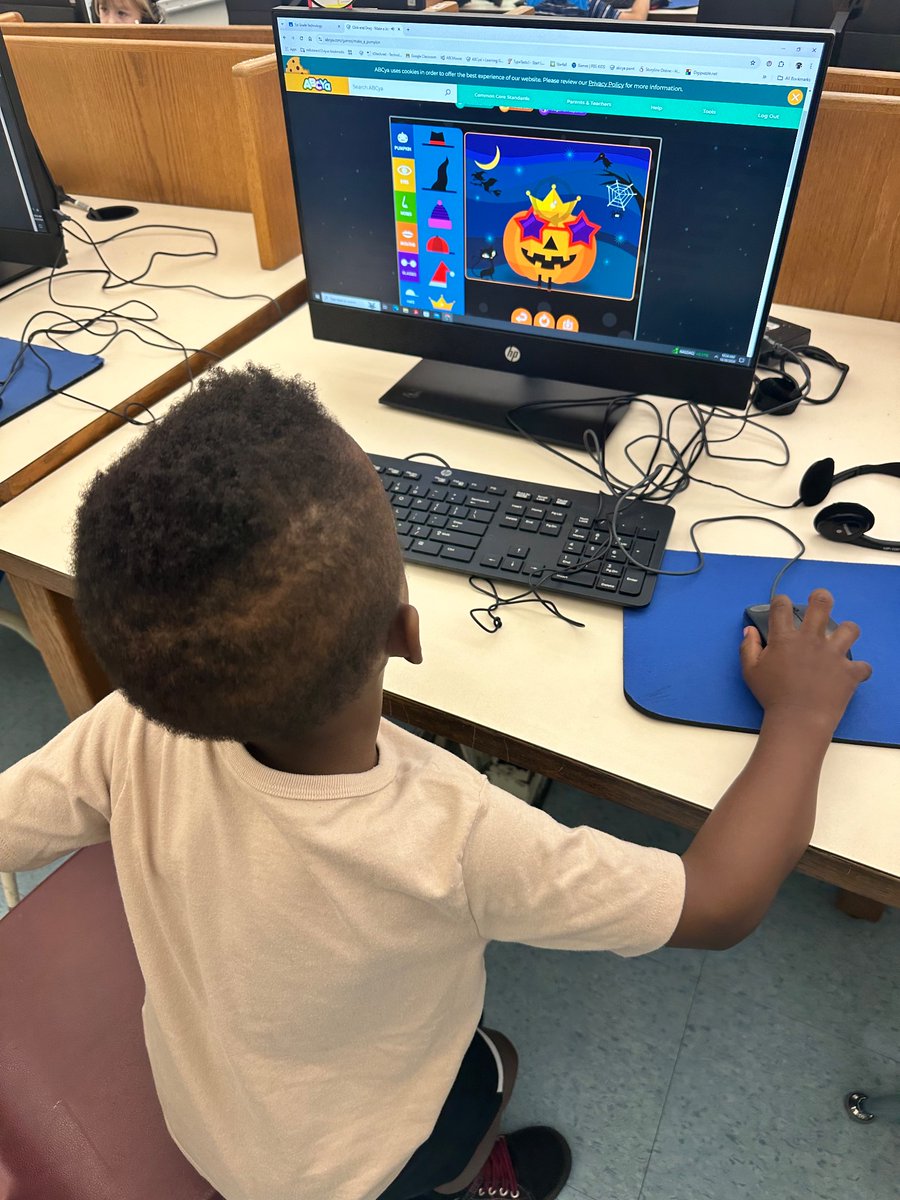 HoldenTheTech's tweet photo. 🎃✨ Today in preschool, our little ones used their drag-and-drop skills to create the spookiest pumpkins for Halloween! 🖱️👻 Creativity is blooming! #PreschoolFun #techskills https://t.co/JvYSOQqSjN
