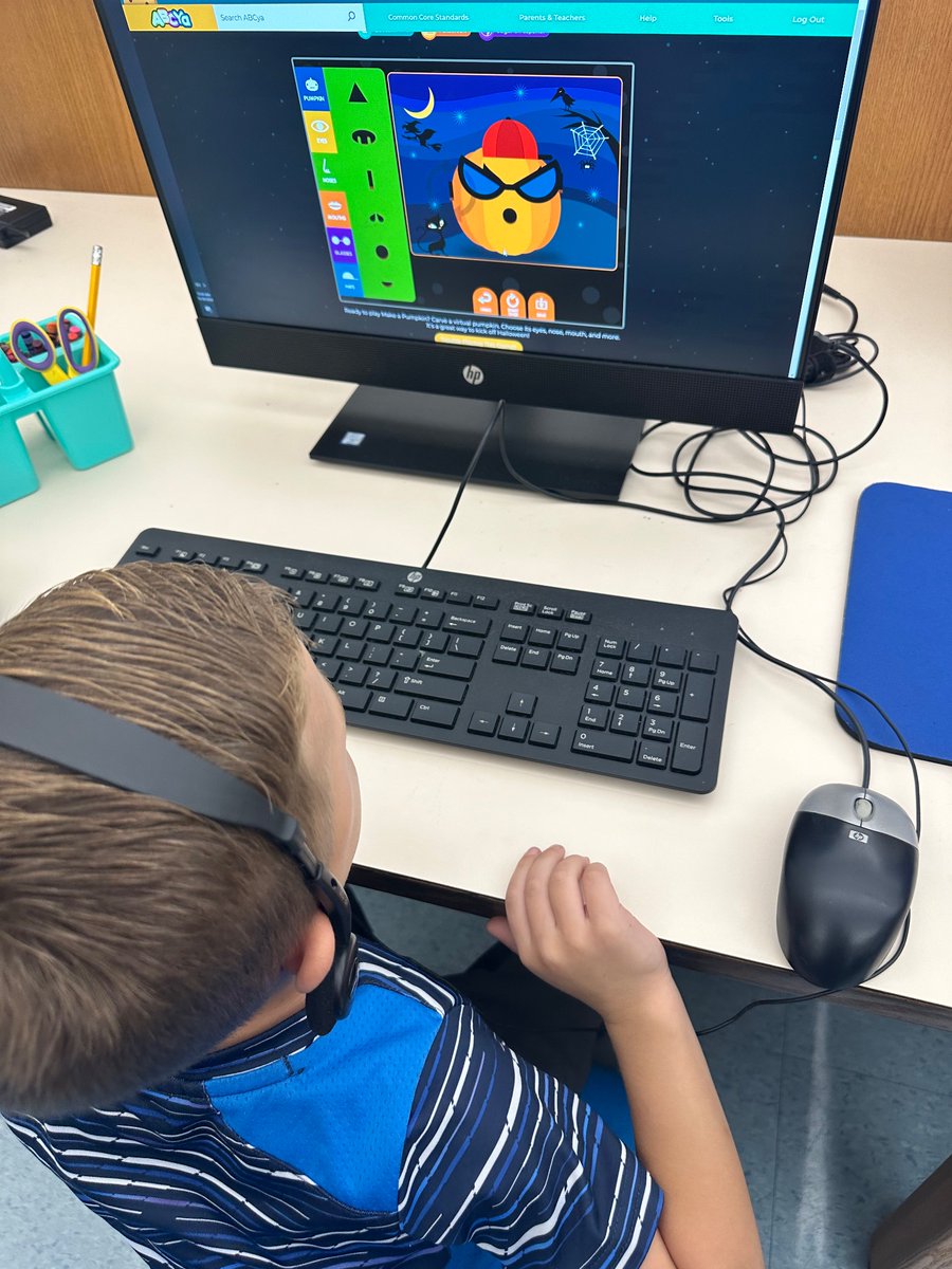 HoldenTheTech's tweet photo. 🎃✨ Today in preschool, our little ones used their drag-and-drop skills to create the spookiest pumpkins for Halloween! 🖱️👻 Creativity is blooming! #PreschoolFun #techskills https://t.co/JvYSOQqSjN