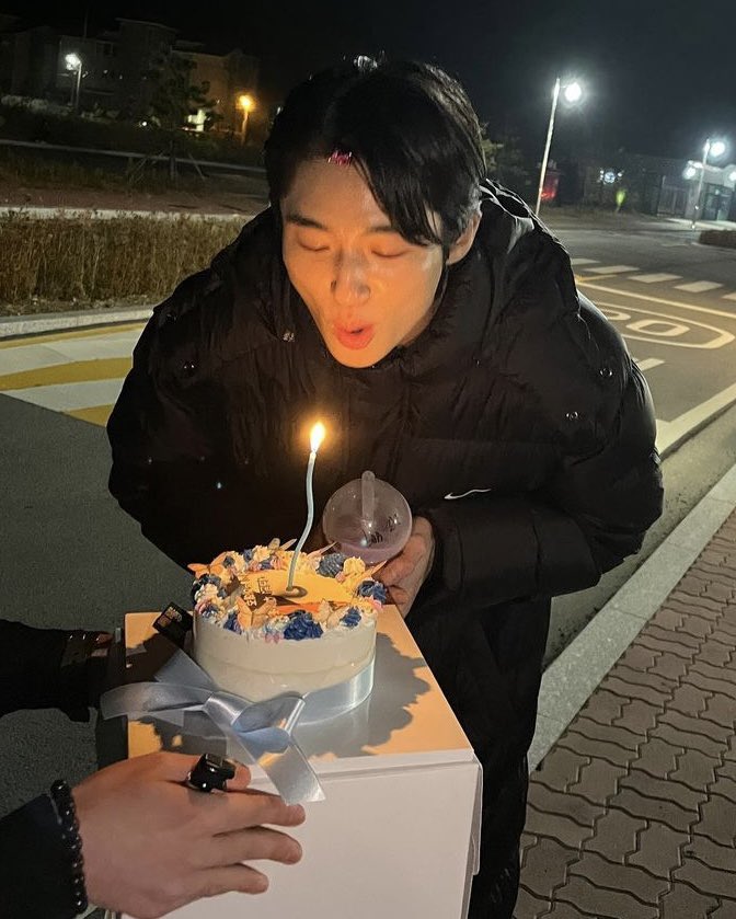 hbwsday_1031's tweet photo. 🍰⁎˚ 𝙃𝘼𝙋𝙋𝙔 𝙒𝙊𝙊𝙎𝙀𝙊𝙆 𝘿𝘼𝙔 🎂ﾟ*

#HAPPY_WOOSEOK_DAY
 
생일 축하해 변우석ᴴᴮᴰʺ̤
앞으로도 지금처럼 오래오래 함께하자 
언제나 든든한 너의 편이 되어줄게
내 행복도 다 줄테니 앞으로 웃을 일만 가득하길 
살앙해 오늘 하루 누구보다 행복하게 보내길˳✧༚ https://t.co/Kr4jikr7DJ