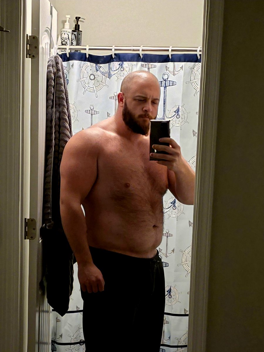 Starting to feel more comfortable with how I look. Still some more fat to go, slowly but surely. Body weight is sitting at around 260lbs (113kg).