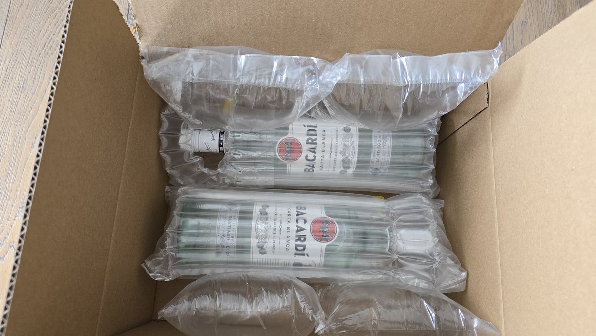 Elquesoyahora's tweet photo. Pésima idea comprar en @palaciohierro en línea!
Compré dos rones #RonAbuelo 12 años y me mandaron 2 Bacardis Blancos.
Y llevan 2 semanas con la evidencia siguen sin hacerse responsables ni contestar mi solicitud.
Palacio de Hierro #Apestas https://t.co/2JQ0SAcSlK