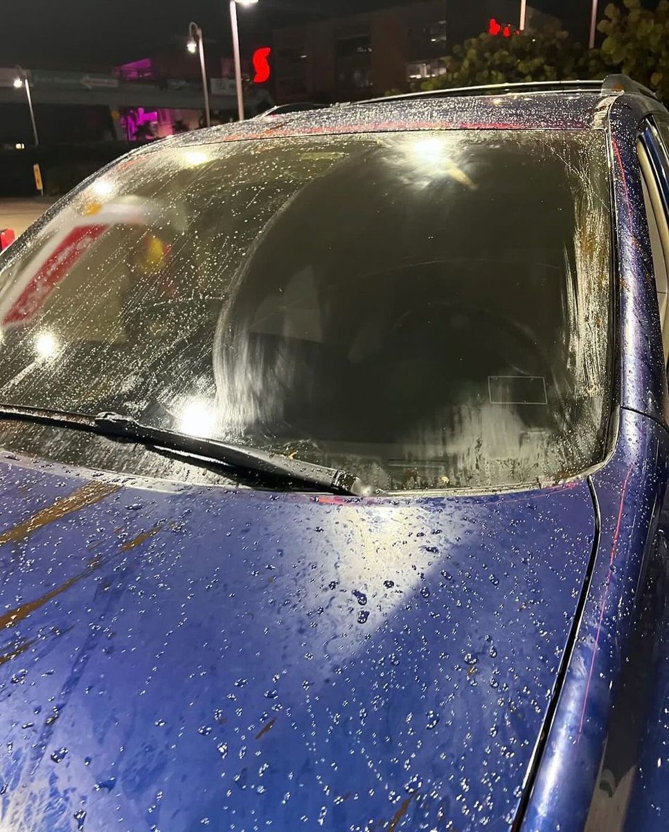 🔴 ¡Nueva modalidad de robo en la Av. Las Américas!

⚠️ Precaución para todos los conductores en la zona: en horas de la noche, cerca del elevado que conecta con el aeropuerto, delincuentes están arrojando galones de aceite quemado sobre los vehículos en movimiento.

La intención