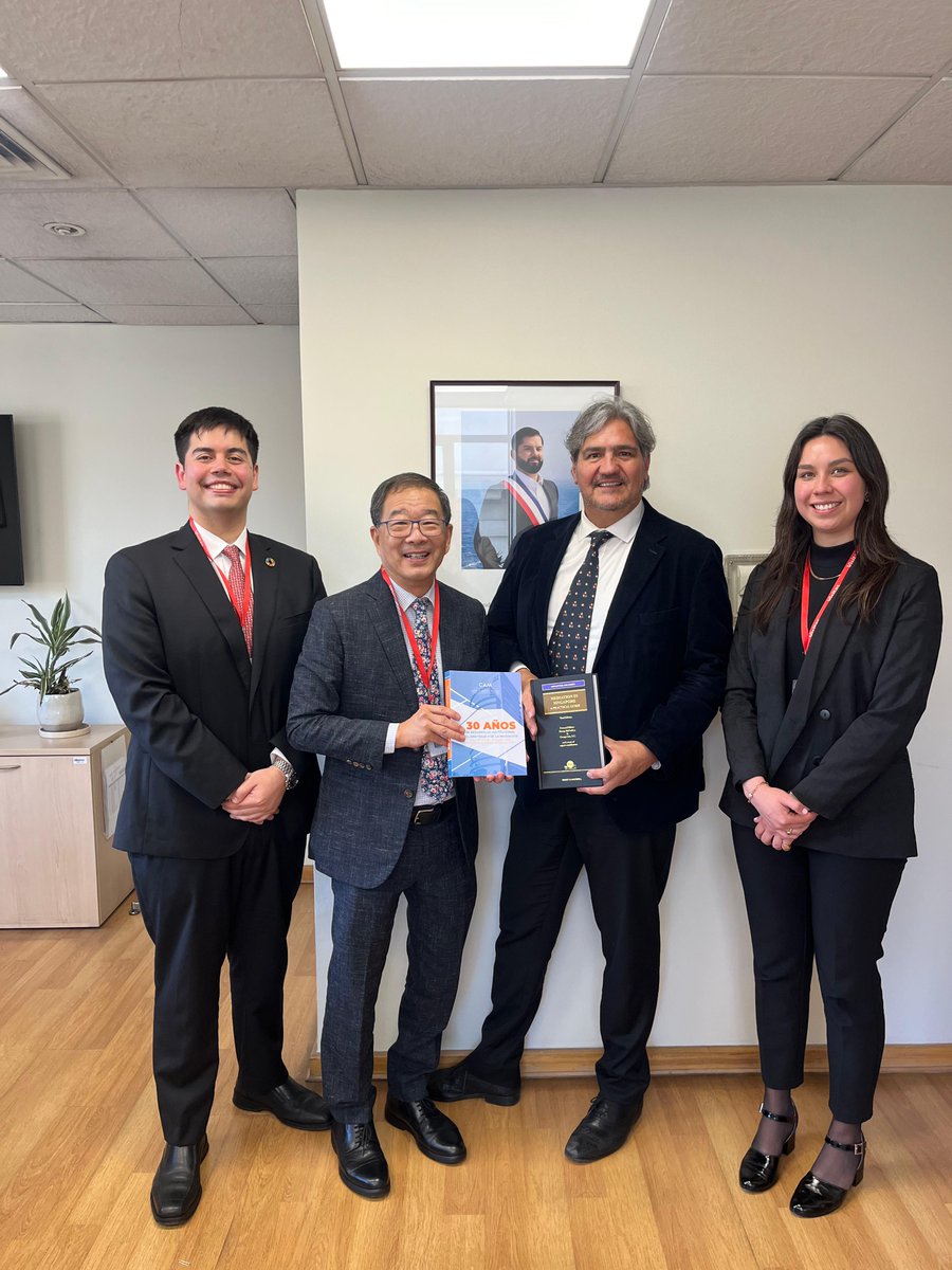 CAMccSantiago's tweet photo. 🤝 #miércolesDeMediación 🌎 El #CAMSantiago promueve la ratificación de la Convención de Singapur sobre la Mediación en la República de Chile: https://t.co/v8rzAG9s8a 🇨🇱 | @SociosCCS @MinjuDDHH @Minrel_Chile https://t.co/nWnO10B1sp