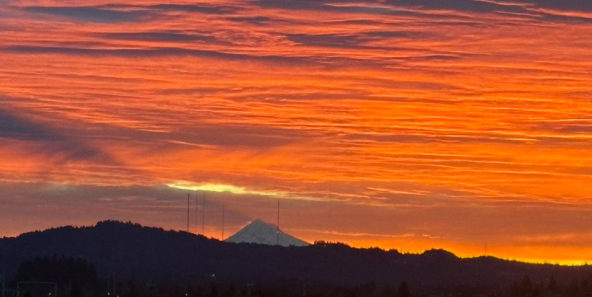 efilnikufsin's tweet photo. Mt Hood putting on a show this morning. #PDX #MtHood https://t.co/WfrLu95nNC
