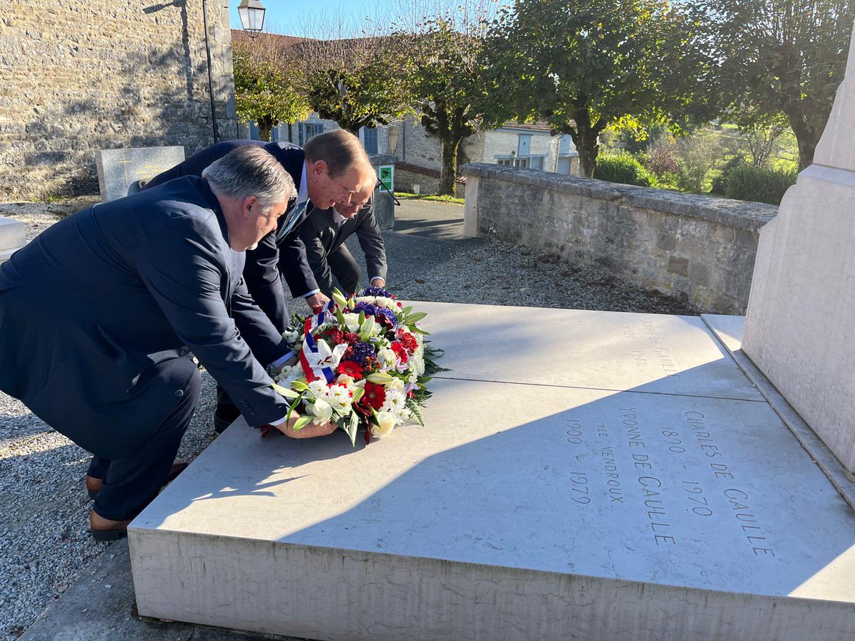 GrandParisMGP's tweet photo. En tant que Président de @GrandParisMGP et @SeineGrandsLacs et fervent gaulliste, @patrick_ollier a tenu, en compagnie de Stéphane MARTINELLI, Président de l’agglomération de Chaumont et Jean-Marie WATREMETZ, vice-président de l'agglomération, à honorer la mémoire du Général de Gaulle à Colombey-les-Deux-Eglises