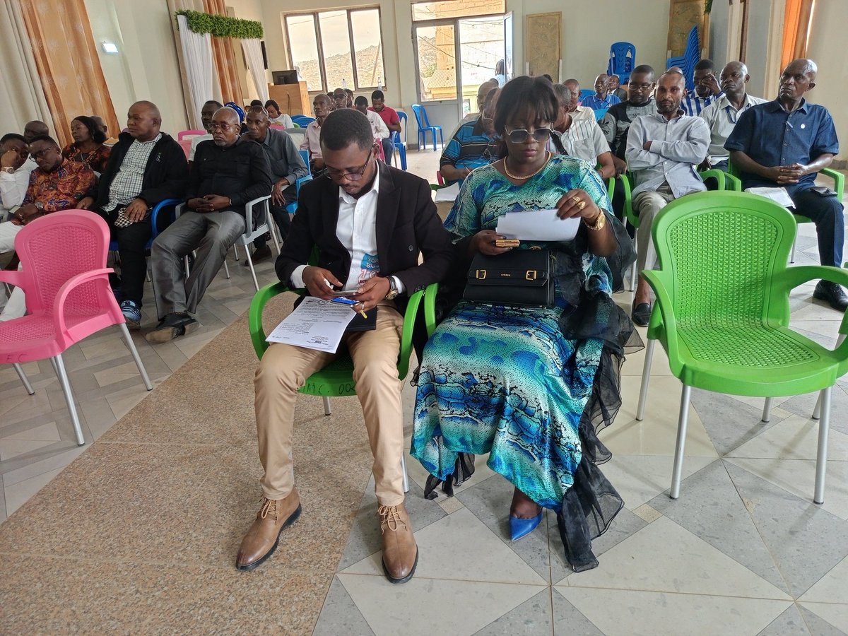 BrunondomberRDC's tweet photo. 🔴#Urgent 🗳️ Pleineir de conseil communal à Matadi : une motion d'information contre le bourgmestre, qui refuse de se présenter. La tension monte !
@Presidence_RDC
@GraceBilolo
@GouvernoratK_C
@patro kuameso
#Matadi #ConseilCommunal https://t.co/SpSo7h7oRx