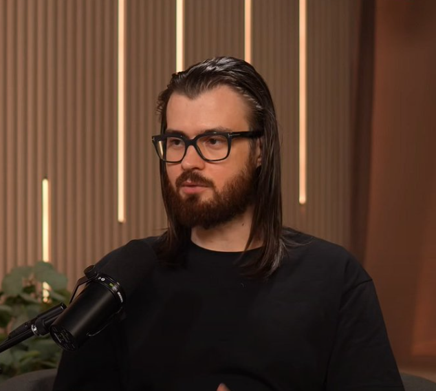 modeintern's tweet image. This guy starts to hit on your girl wyd?