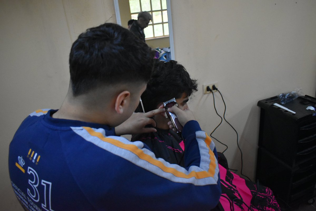 Jóvenes en proceso de reinserción social en el #CentroCerrado de #PuertoMontt participan entusiastas de la última sesión del Taller de Barbería, que durante tres meses impartió un profesional voluntario de <a href="/KalenFundacion/">Fundación Kalén</a>, como apoyo a las rutinas diarias de los adolescentes.