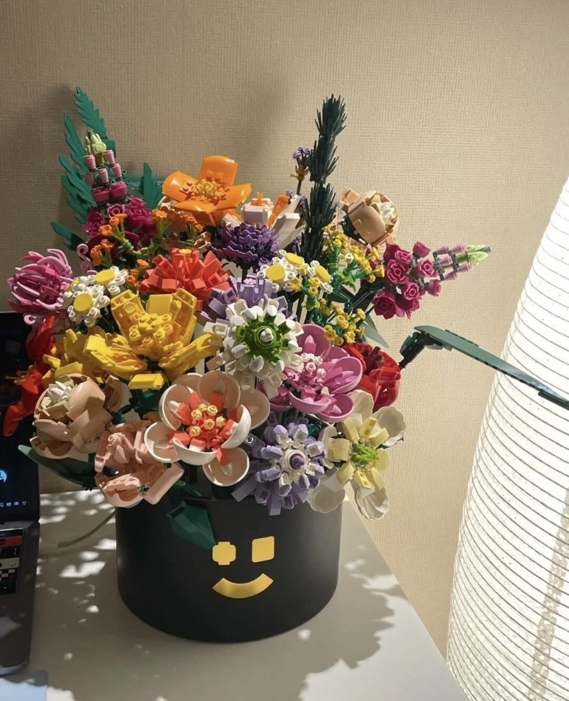 i3Moment's tweet photo. Lego flower bouquet https://t.co/ad9lLXsdJm