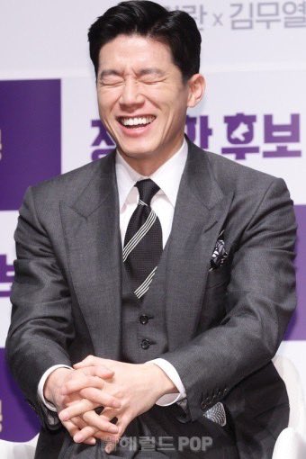 퐈하하 하는 소리내면서 웃을거 같은 한결같이 같은 표정인 김무열이 존나 좋음