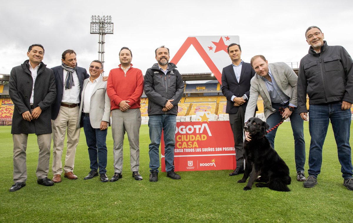 SenciaBogota's tweet photo. ¡Un gran momento para nuestro proyecto y para #Bogotá! Firmamos el acta de inicio que nos entrega la operación del estadio y sus alrededores, área que transformaremos en el megaproyecto de cultura, deportes y entretenimiento más importante del país. ¡Seguimos cumpliendo sueños! https://t.co/5B6eJIDPwz